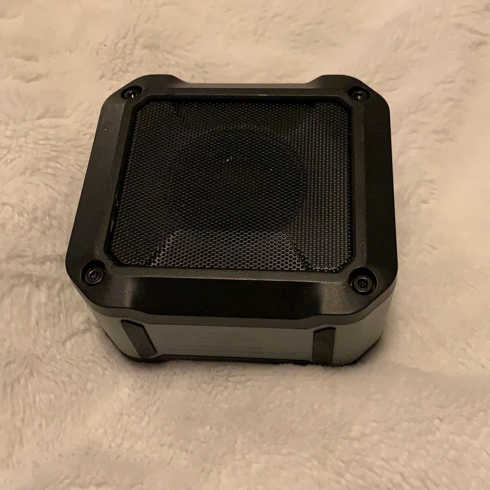 Portable waterproof speaker